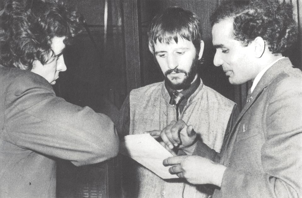 Suresh Joshi se reúne con el ingeniero John Brahn y Ringo Starr en 1968 en Liverpool, en este folleto sin fecha obtenido por Reuters el 10 de noviembre de 2021. Liverpool Beatles Museum