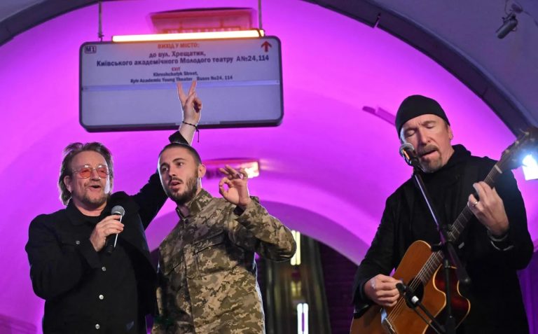 Bono y The Edge de U2 tocaron con músicos ucranianos en el subte de Kiev