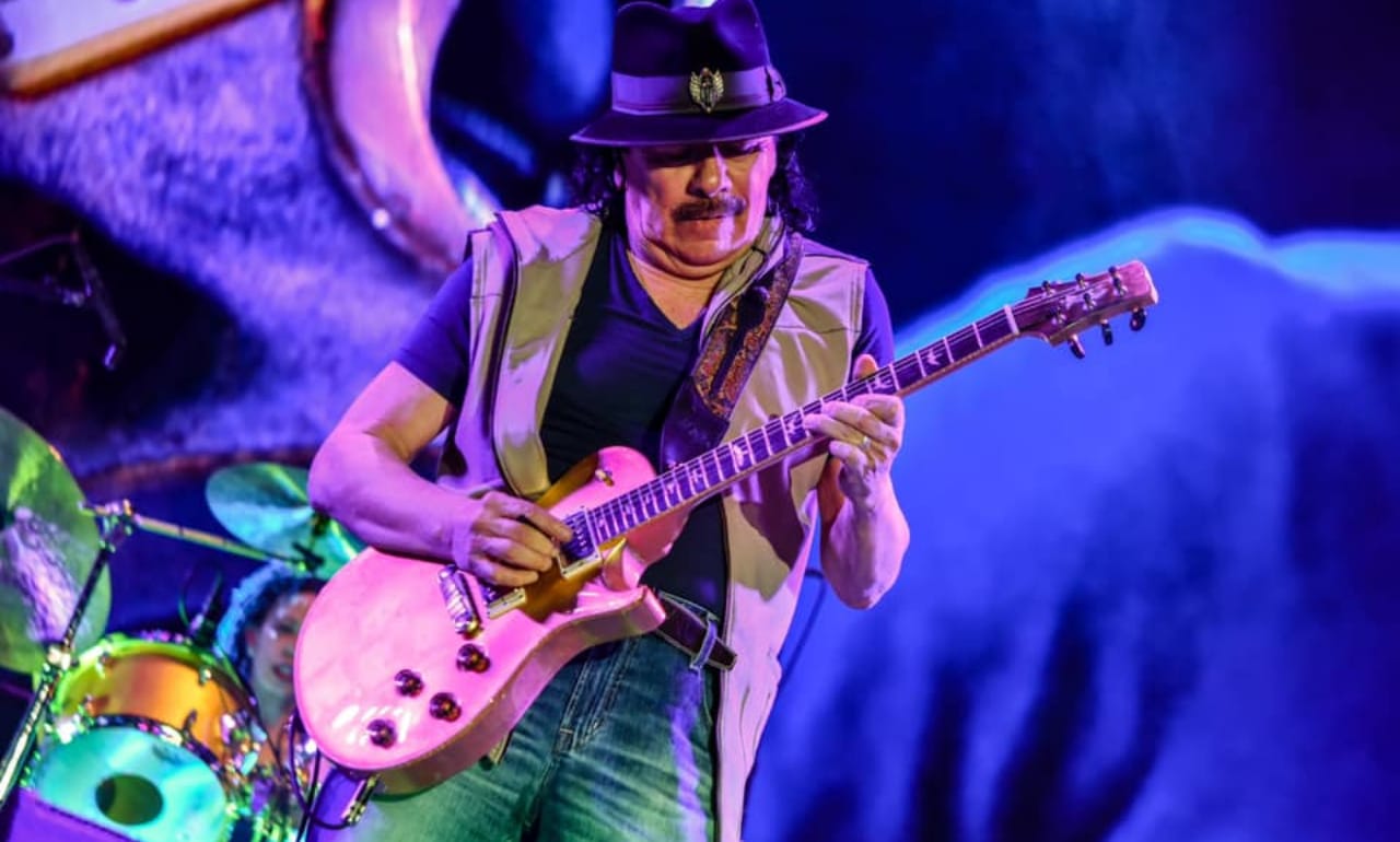 Preocupación por la salud de Carlos Santana que se desmayó durante un concierto